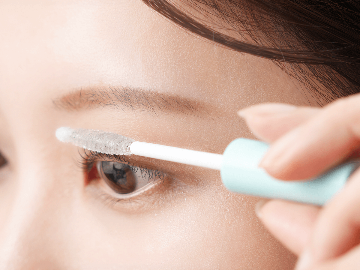 まつ毛美容液を塗る